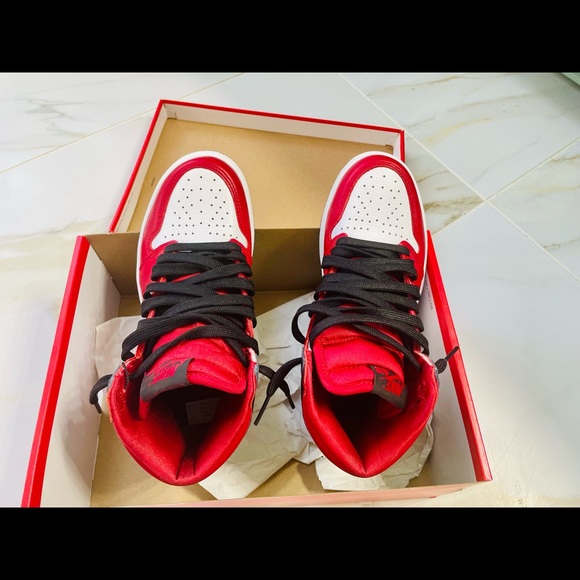 Air Jordan 1 NEW AUTHENTIC RETRO HIGH OG ‘SATIN RED WOMEN SZ 5 - Picture 5 of 10